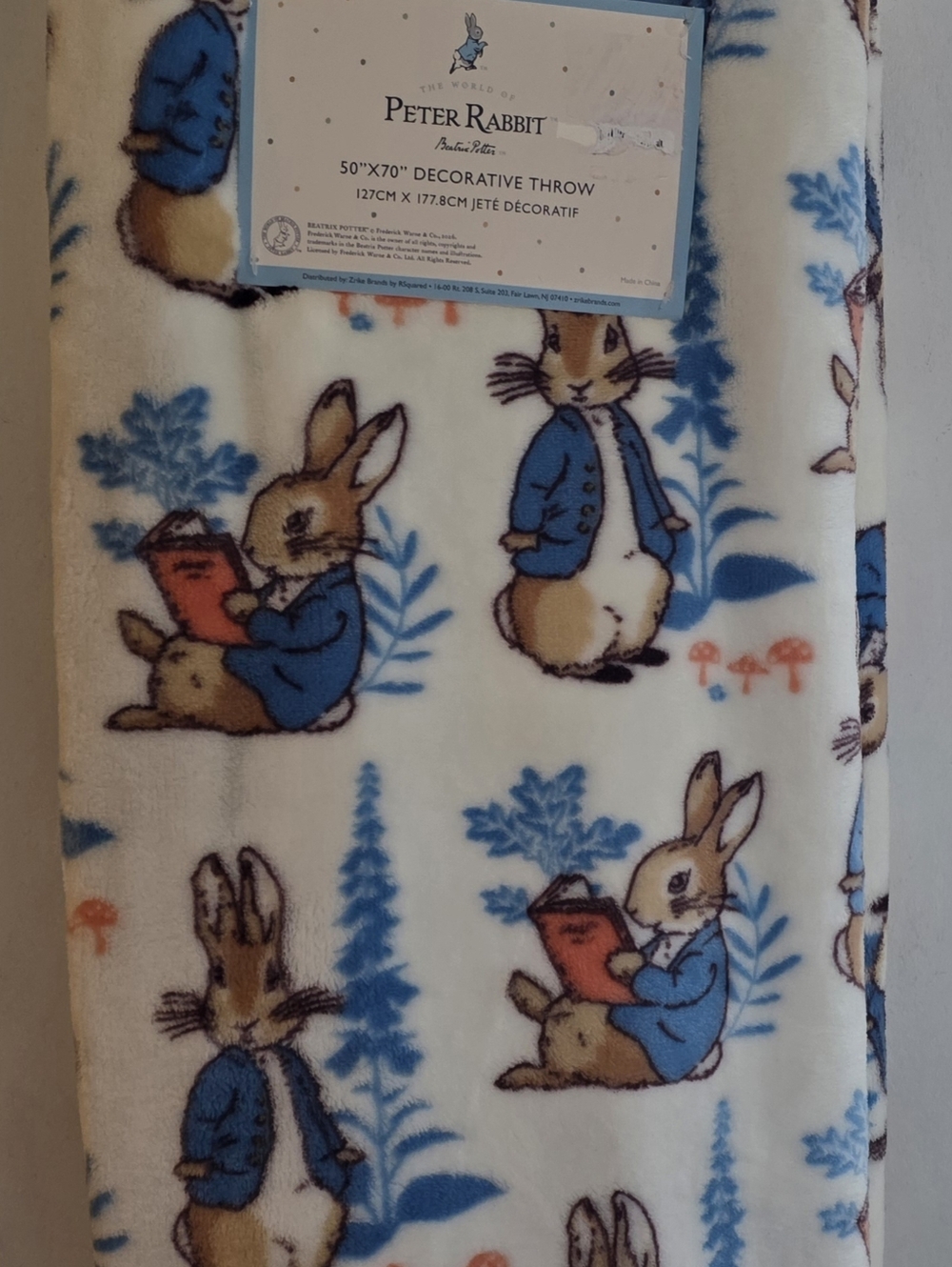 ​NWT Peter Rabbit Beatrix Potter 50x70 Plush Throw Blanket Reading Book